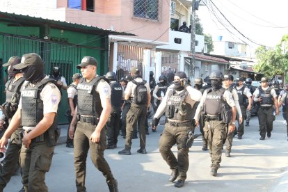 Gran contingente policial llegó al lugar.