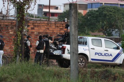 Miembros de la Policía acudieron al sitio del atentado.