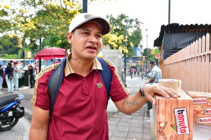 El comerciante inicia su jornada en los exteriores de la Universidad de Guayaquil.