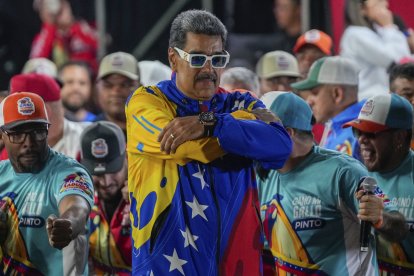 El Consejo Electoral ratificó como presidente a Maduro, con el 20 % de las actas pendiente de escrutar.