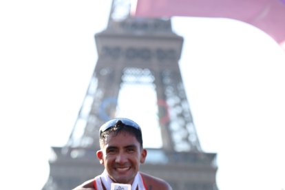 El marchista ecuatoriano no perdió la oportunidad de mostrar la foto de sus hijos Nico y Monse, tras ganar la medalla de oro al pie de la Torre Eiffel.