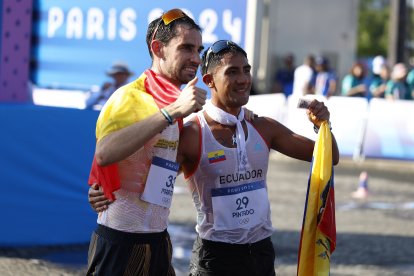 Daniel Pintado celebra su medalla de oro junto a Álvaro Martín.