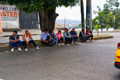 Parientes de las víctimas esperaban en el exterior de la morgue de Quevedo.