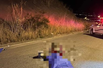 Los cuerpos fueron abandonados en la calzada.