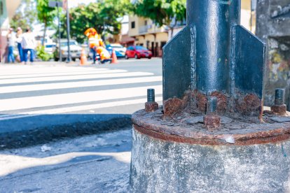 Algunos postes tienen hasta veinte años de antigüedad y tienen riesgo de caerse por la corrosión.