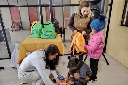 De parte del Ministerio de Educación han entregado mochilas con útiles a los niños.