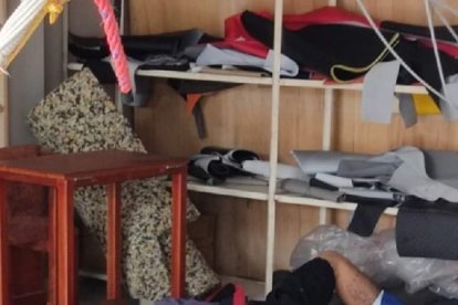 El cuerpo fue hallado en un charco de sangre, al pie de una mesa.