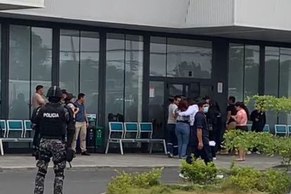 Hubo caos dentro de la sala de emergencia del hospital.