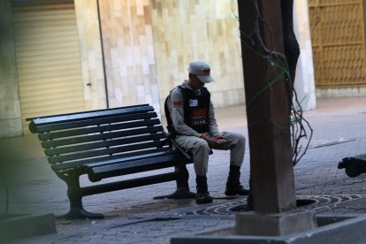 Los usuarios conviven con los animales. Estos vuelan y comen de las migajas del piso.