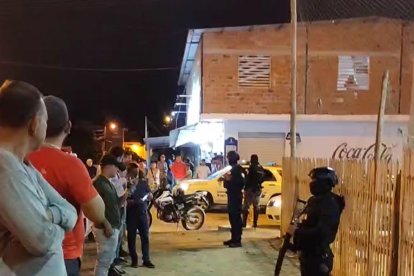 Policías llegaron al sitio para recabar indicios balísticos.