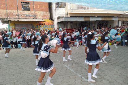 Hubo un desfile por el festejo de la parroquia.