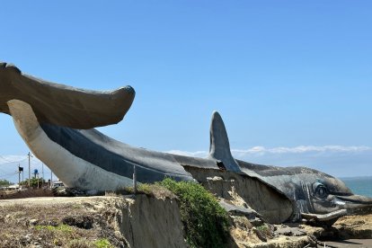 Sitios turísticos han sido afectados. Esta escultura quedó dañada por los deslizamientos.