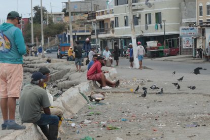 Los comerciantes de mariscos que se congregan en el malecón de Posorja sienten temor ante la creciente ola de delincuencia.