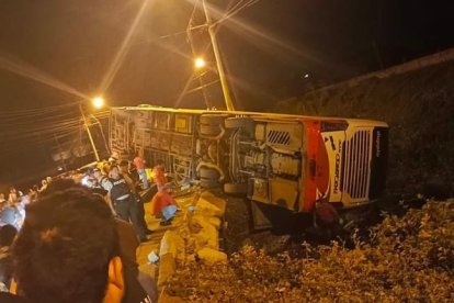 Así quedó el bus accidentado en la vía Manta-Ibarra.