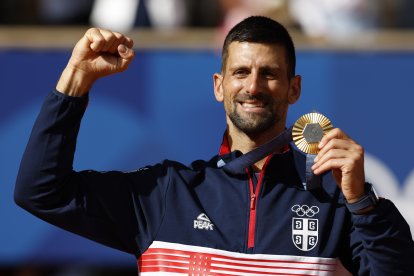 Nole empuñando la medalla y haciendo puño tras vencer a Alcaraz por 7-6 (3) y 7-6 (2).
