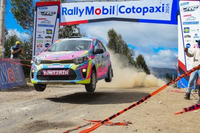 Leonela Solórzano sacó la cara por las mujeres en su Kia rosadito con celeste.