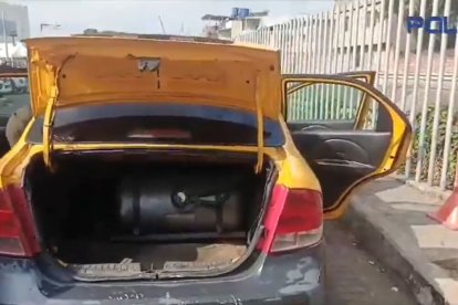 El taxi en el que se movilizaban fue retenido por los gendarmes.