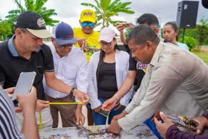 Las autoridades en el momento de las mediciones.