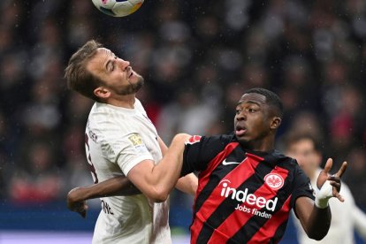 William Pacho disputa un duelo aéreo con Harry Kane.