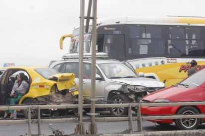 Más de cinco vehículos colisionaron en este accidente de tránsito múltiple.