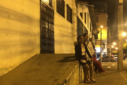 Parientes de Víctor Peñafiel lloraban en los exteriores de la morgue del hospital cuando realizaron el levantamiento del cadáver.