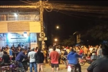 Los amigos de la víctima quedaron atónitos y no pudieron hacer nada para detener a los sicarios.