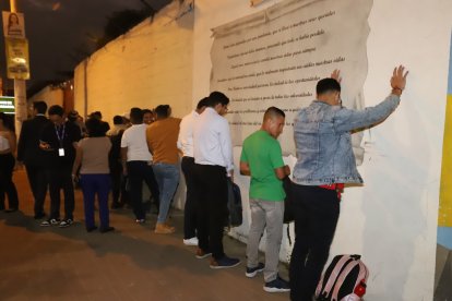 Los ciudadanos son bajados de los buses para ser revisados.