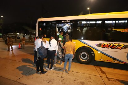 En los buses de transporte también se revisan a los pasajeros.