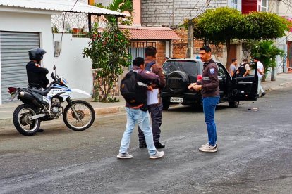Producto del ataque armado, el conductor del vehículo perdió la vida, mientras que el copiloto quedó herido.