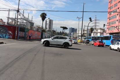 Este vehículo retornó en una zona no permitida, hacia la Universidad Central del Ecuador.