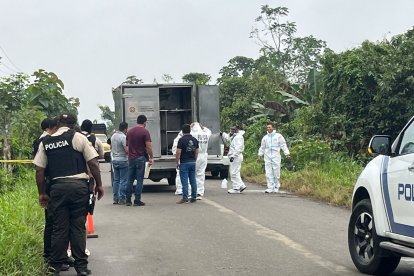El cadáver  que vestían pantalón y chompa en color negro, fue abandonado a un costado de una vía desolada.