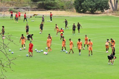 El plantel del Ídolo se mantiene entrenando, pese a que Álvarez no estaría liderando el equipo.