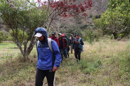 Amigos continúan buscando al taxista.