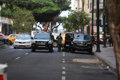 La calle fue cerrada para atender la amenaza de bomba.