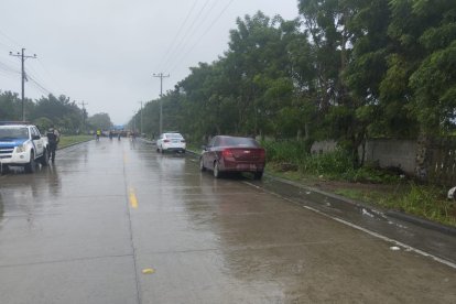 En la comuna Curía, en Santa Elena, a un costado de la vía, abandonaron unas fundas con los cadáveres.