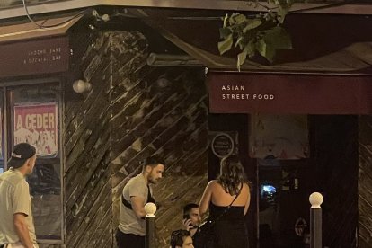 El deportista australiano fue detenido en las afueras de un edificio.