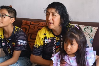 La madre de Daniel Pintado atentos a la participación del ecuatoriano