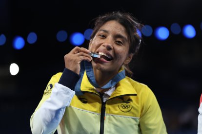 Lucía Yépez con su medalla de plata en los Juegos París 2024