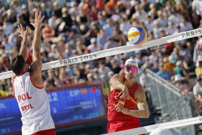 El español Adrián Gavira (d) durante el partido de octavos de final de voley playa masculino contra los polacos Michal Bryl (i) y Bartosz Losiak celebrado en el marco de los Juegos Olímpicos París 2024