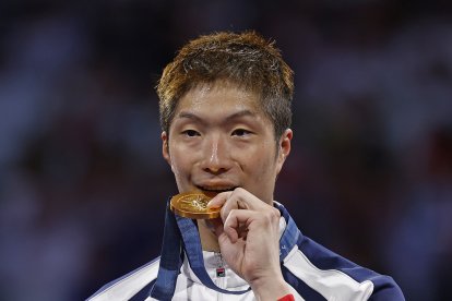El medallista de oro Ka Long Cheung de Hong Kong posa durante la ceremonia de entrega del premio Men Foil Individual en las competiciones de esgrima de los Juegos Olímpicos de París 2024.