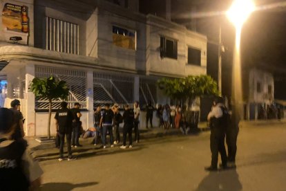 Más de una docena de disparos se escucharon en la barriada.