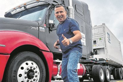 Eko muestra toda su alegría junto a su camión marca Freightliner del 2010.