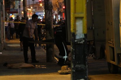 El cuerpo fue embarcado en el carro de Medicina Legal y llevado al Laboratorio de Criminalística y Ciencias Forenses de Guayaquil.