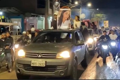 Así recibieron los cuerpos en Puerto López, Manabí.