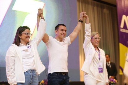 Daniel Noboa junto a su madre, Annabella Azín (d), y María José Pinto (i).