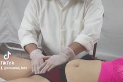 Captura de video de uno de los extraños procedimientos que realiza el terapeuta.