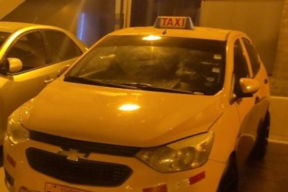 Entre las evidencias retenidas consta el taxi amarillo.
