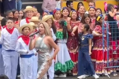 Karla Cueva es ‘entradora’, suele hacer videos con el público en las calles y comparte mucho con ellos en sus presentaciones.
