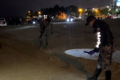 Agentes levantaron varios indicios balísticos en el lugar.