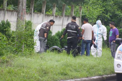 Los jóvenes tenían varios impactos de arma de fuego en sus cuerpos.